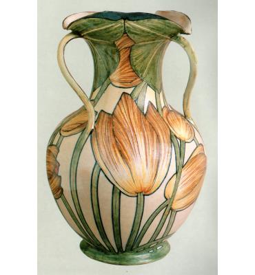 Vaso con tulipani e foglie palmate