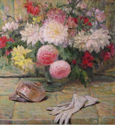 Vaso di fiori con guanti e conchiglia