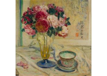 Vaso con fiori e una tazza Vaso con fiori e una tazza